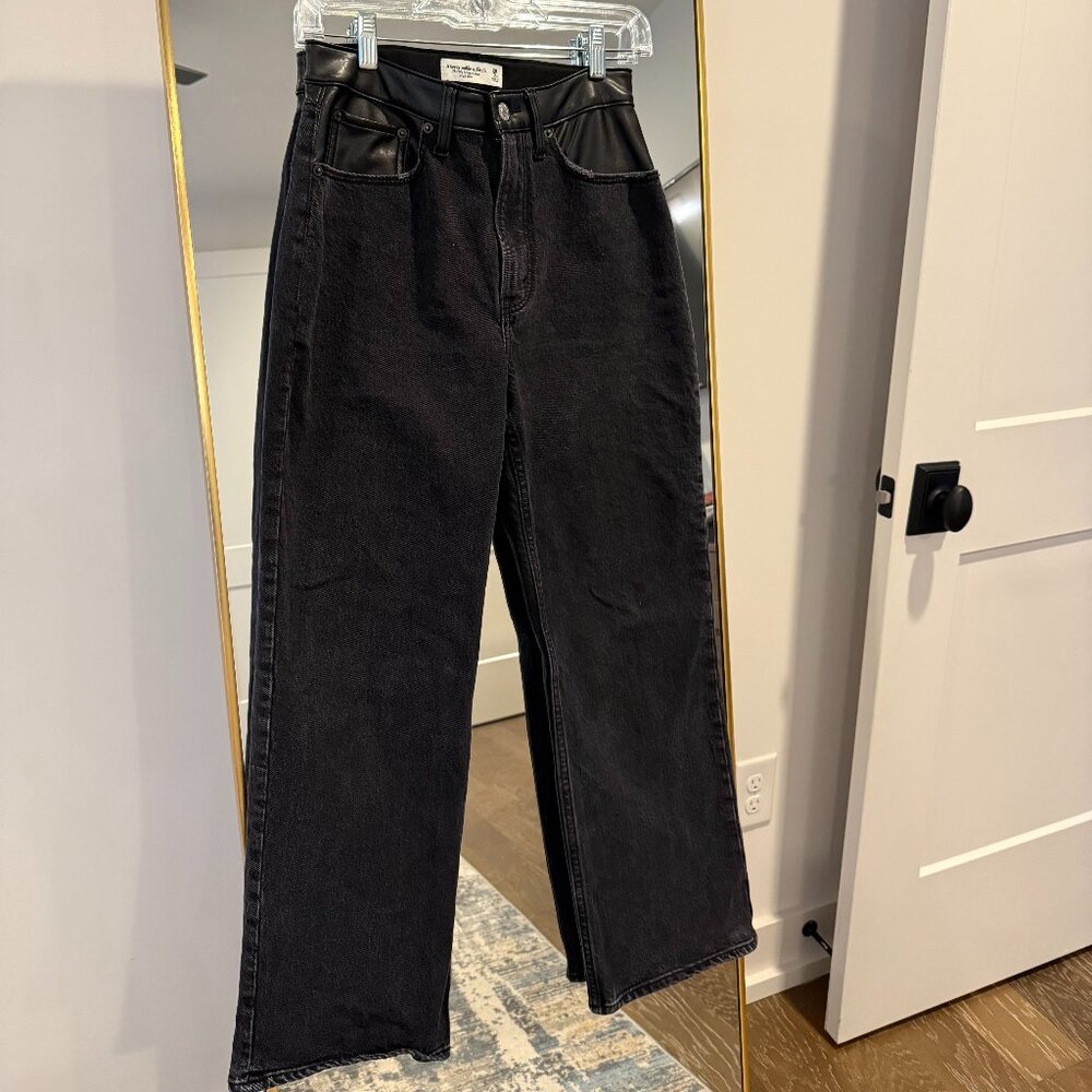 Abercrombie & Fitch Mixed Fabric Curve Love High Rise 90s Relaxed Jean-Ex. Short